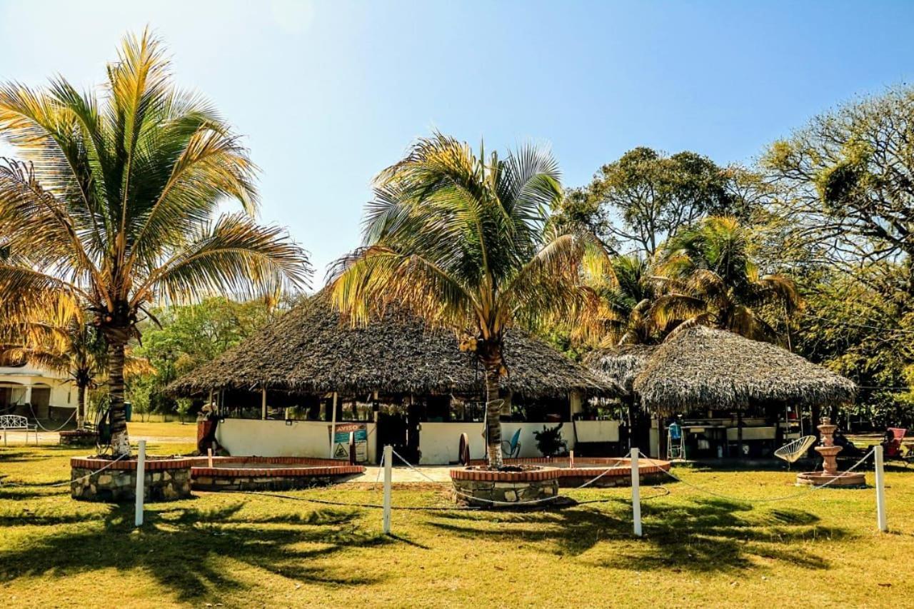 Hotel Y Restaurante El Texano Тамасопо Екстериор снимка
